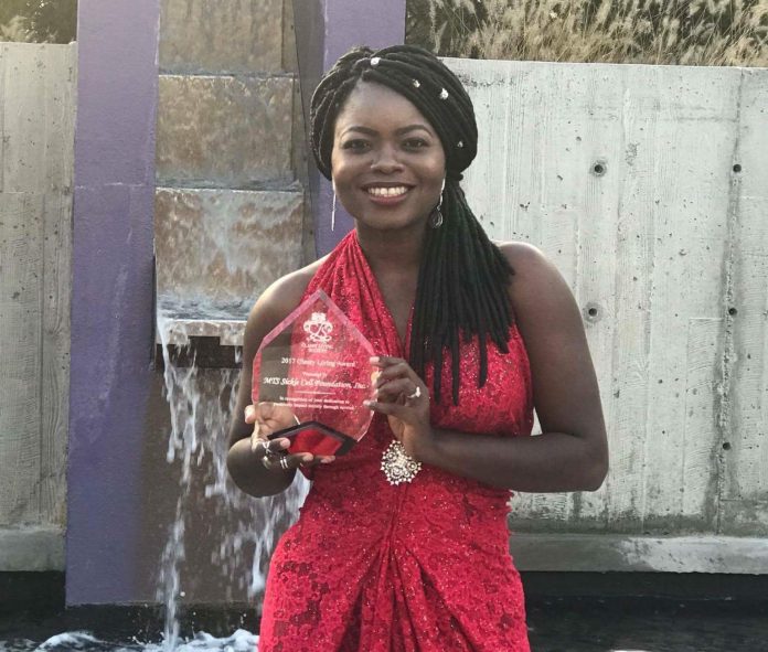 Liberia model Mapillar Dahn, with her award.